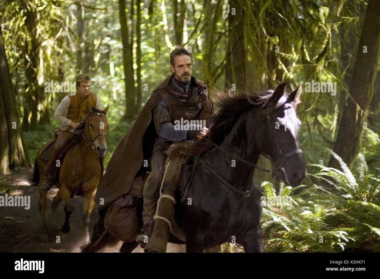 Eragon und Brom (Jeremy Irons) Fahrt zu einem gefährlichen Feind hin. ERAGON ED SPELEERS Stockfoto