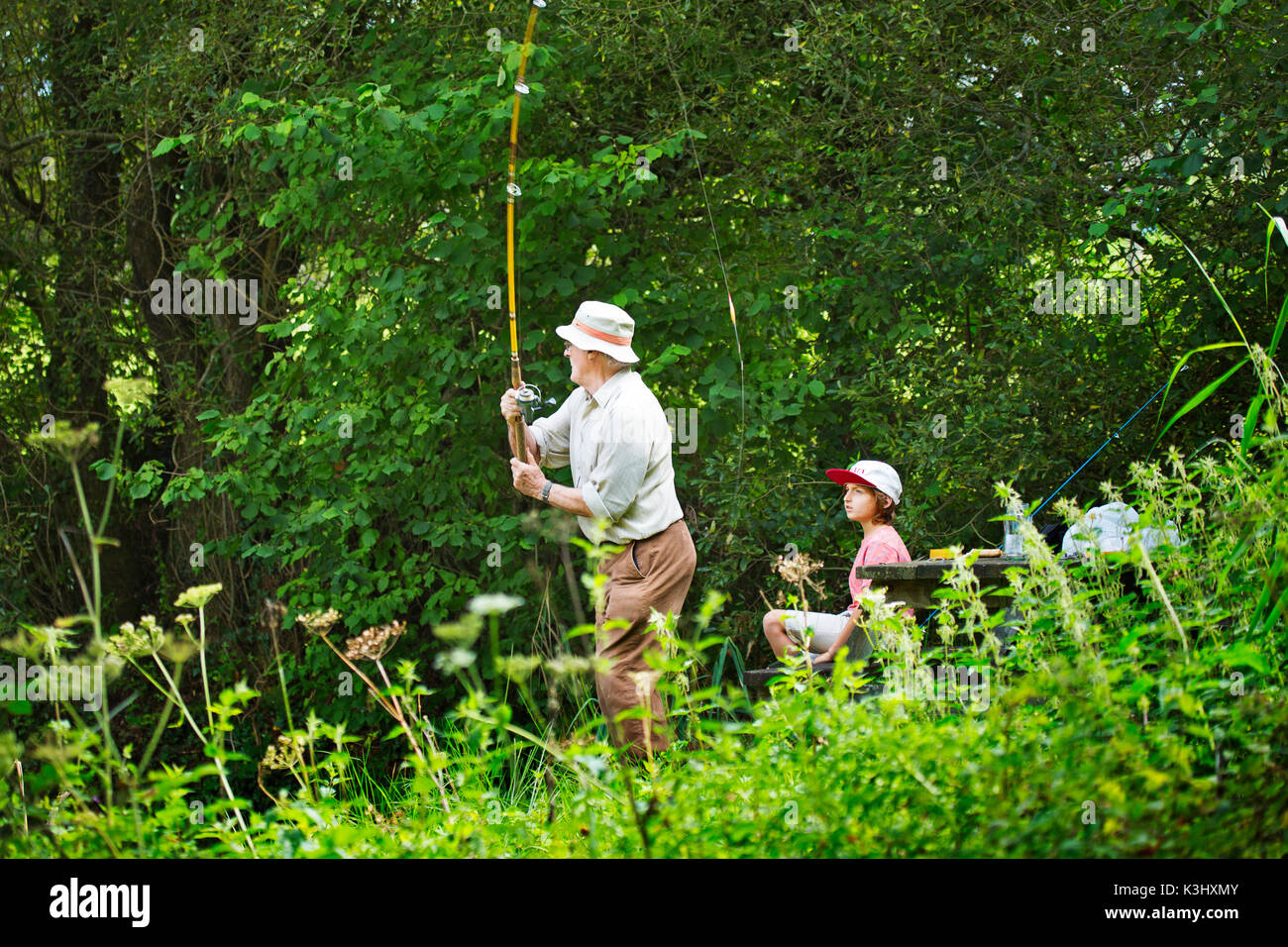 Ein Opa mit seinem Enkel zum Fischen Stockfoto