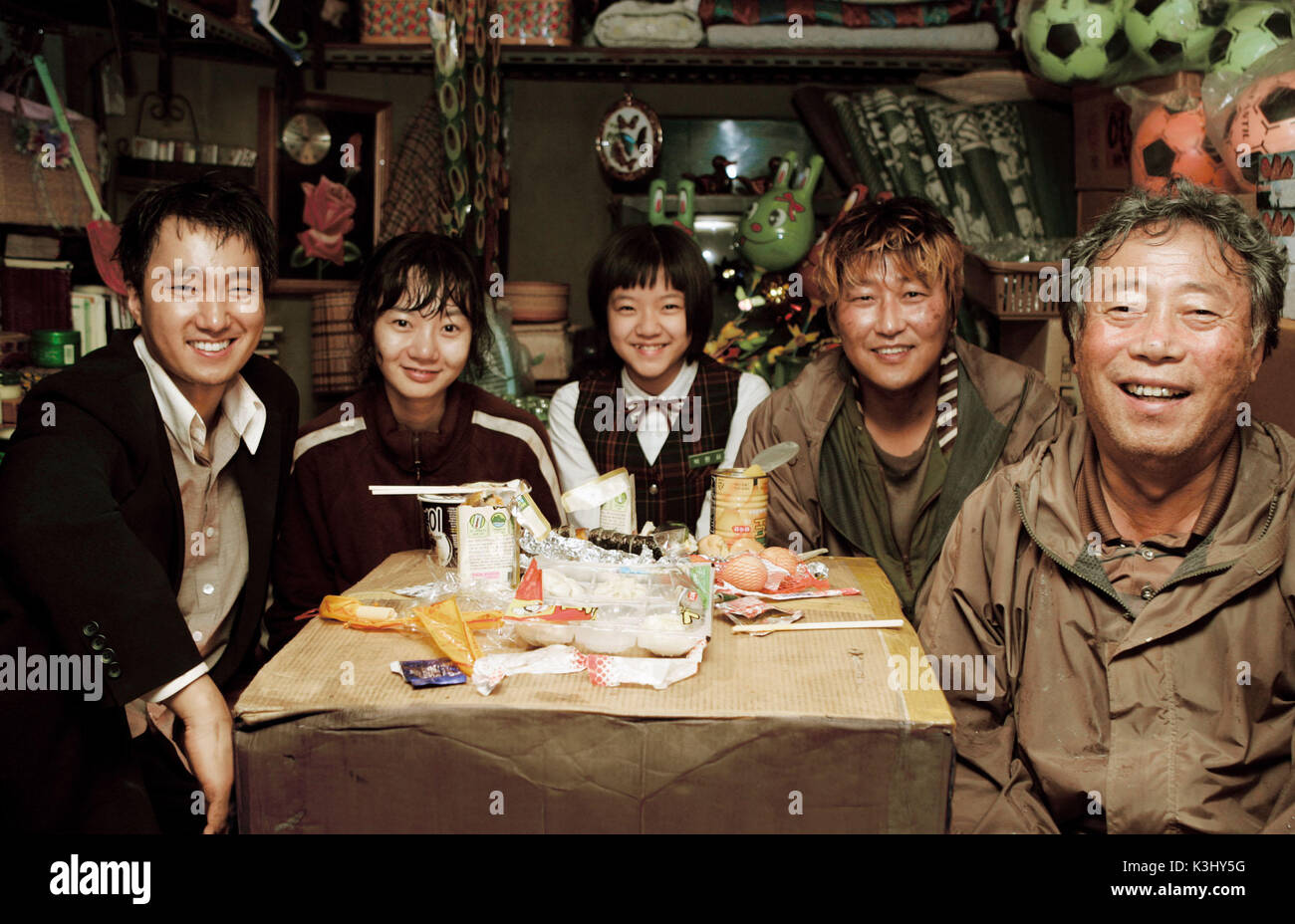 Der HOST aka GWOEMUL off set shot HAE-IL PARK, DU-NA BAE, A-SUNG KO, KANG-HO SONG, HIE-BONG BYEON Datum: 2006 Stockfoto