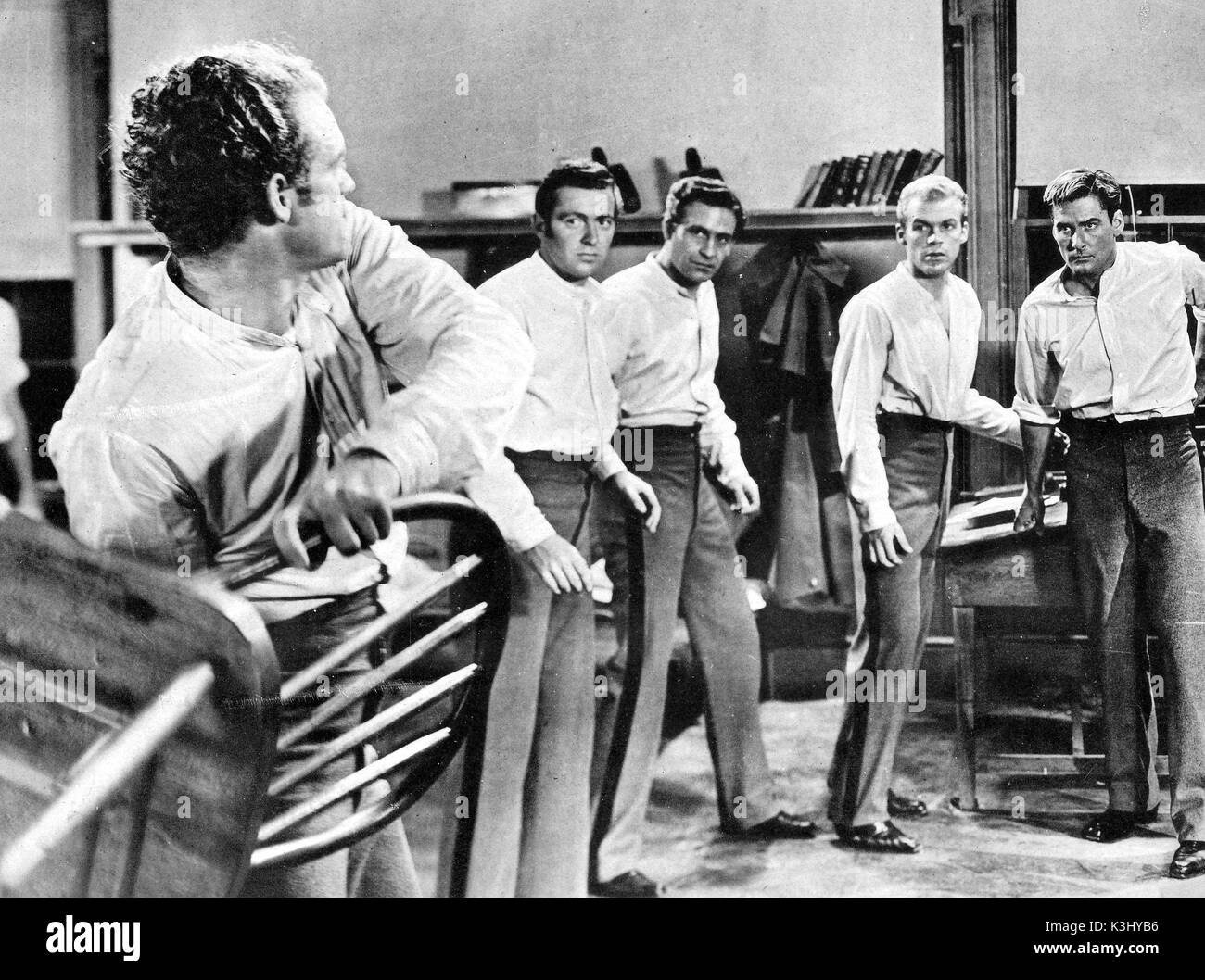 SAN ANTONIO USA 1940] VAN HEFLIN VAN HEFLIN VAN HEFLIN VAN HEFLIN [ganz links, mit Stuhl], Errol Flynn Stockfoto