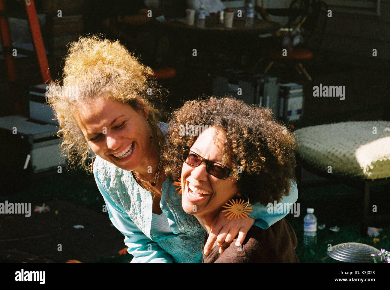 Im Bild: Sanaa Hamri und Stephanie Allain (rechts) am Set von "etwas Neues, ein Focus Features frei. Etwas neuer Direktor SANAA HAMRI, Produzent STEPHANIE ALLAIN Datum: 2006 Stockfoto