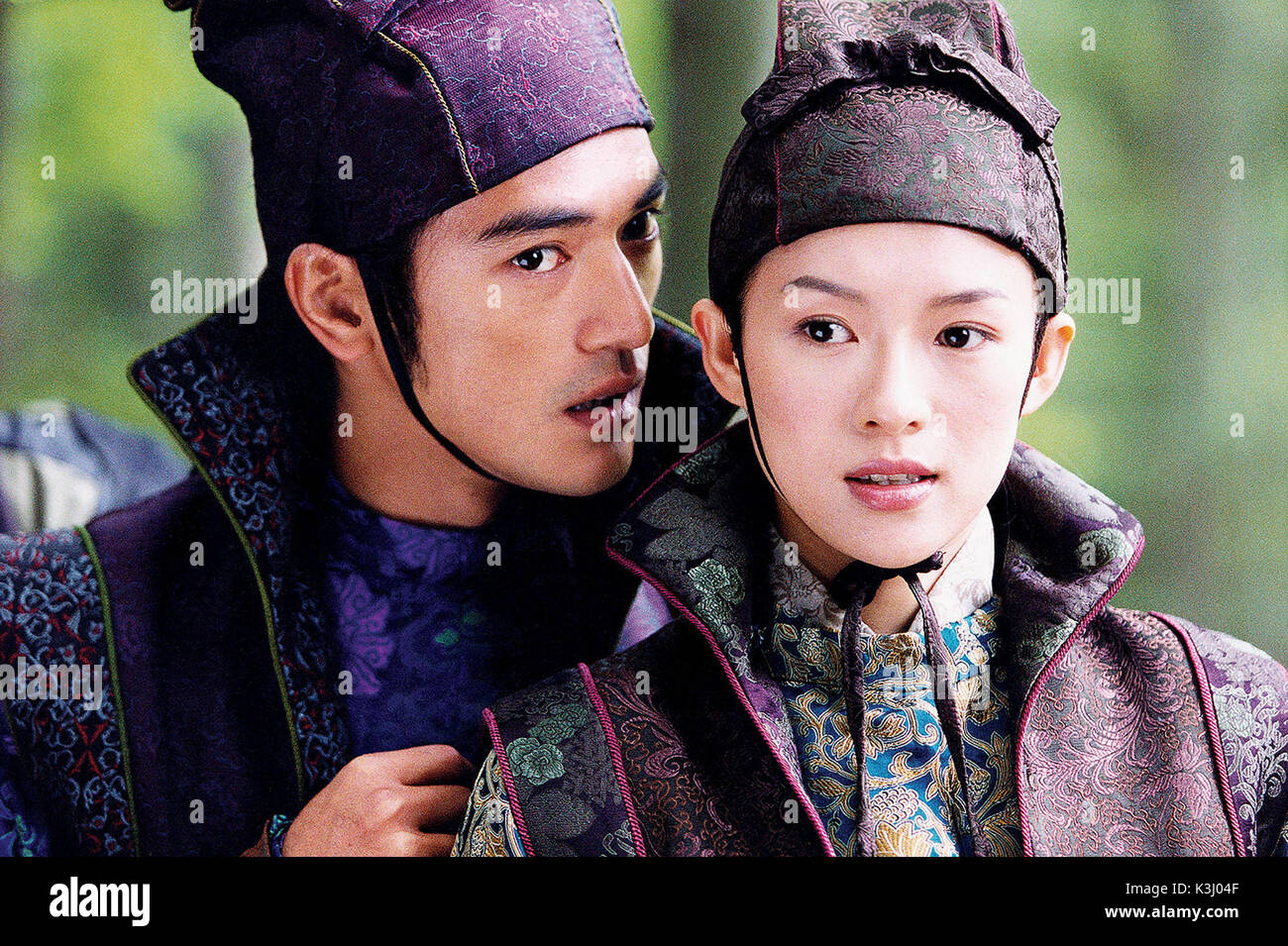 Regie: Zhang Yimou HOUSE OF FLYING DAGGERS Takeshi Kaneshiro, Zhang Ziyi Datum: 2004 Stockfoto