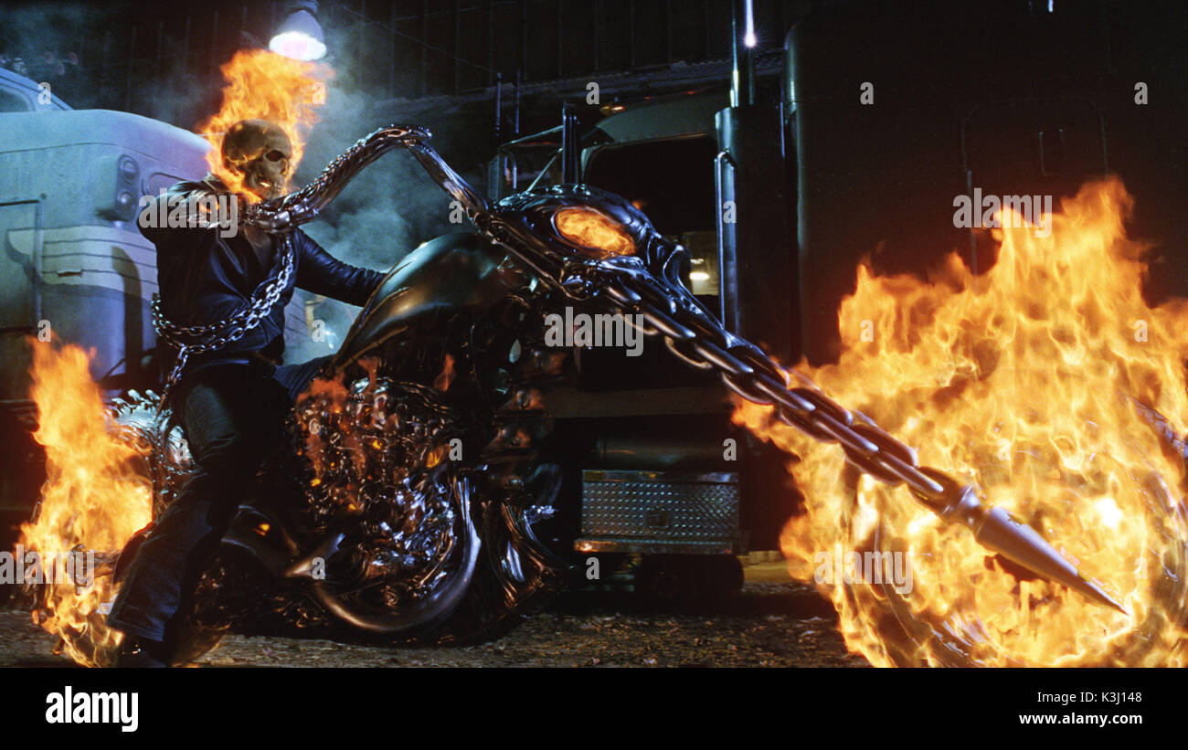 GR-862 in der Nacht, in Gegenwart des bösen, eingefleischten Stuntreibers Johnny Blaze wird zum Ghost Rider, und sein Motorrad verwandelt sich in das feurige Hell Cycle. Foto von: Mit freundlicher Genehmigung von Sony Pictures Imageworks GHOST RIDER NICOLAS CAGE at Night, in Gegenwart des bösen, eingefleischten Stuntreibers Johnny Blaze wird zum Ghost Rider, und sein Motorrad verwandelt sich nachts in das feurige Hell Cycle GR-862, in Gegenwart des bösen, eingefleischten Stuntreibers Johnny Blaze wird zum Ghost Rider, und sein Motorrad verwandelt sich in das feurige Hell Cycle. Foto von: Mit freundlicher Genehmigung von Sony Pictures Imageworks D Stockfoto