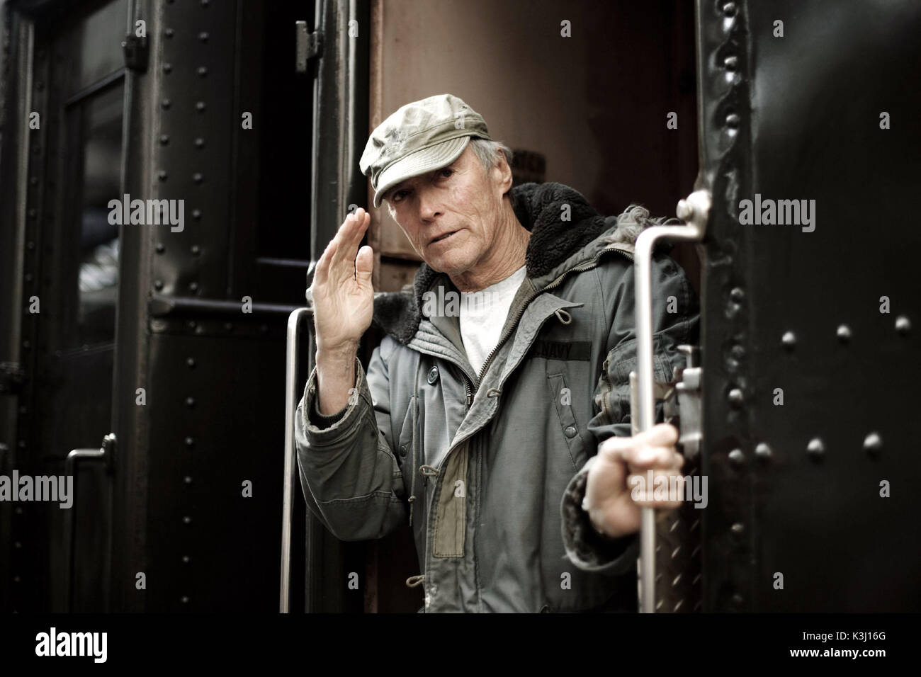 Im Bild: Regisseur Clint Eastwood am Set von "Paramount Pictures und Warner Bros. Pictures' Weltkrieg II drama FLAGS unserer Väter, von Clint Eastwood. Flaggen unserer Väter [USA 2006] Regisseur Clint Eastwood auf Datum: 2006 Stockfoto