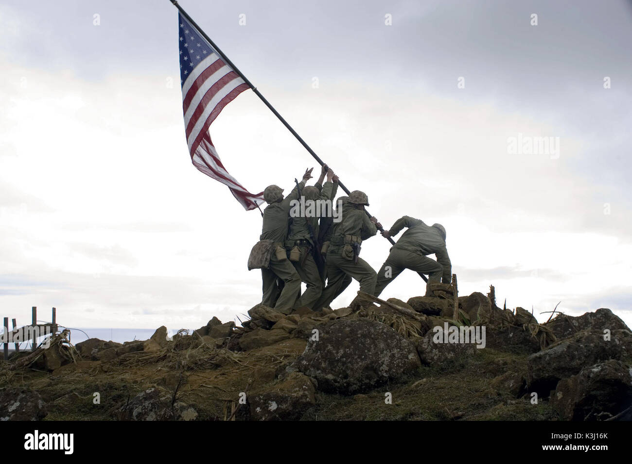 Die Hebung der amerikanischen Flagge auf Iwo Jima ist einer der beständigsten Bilder in Geschichte und dient als zentrales Moment von DreamWorks Pictures und Warner Bros. Pictures' Weltkrieg II drama FLAGS unserer Väter, von Clint Eastwood. Flaggen unserer Väter [USA 2006] [Die Hebung der amerikanischen Flagge auf Iwo Jima im Zweiten Weltkrieg.] Datum: 2006 Stockfoto
