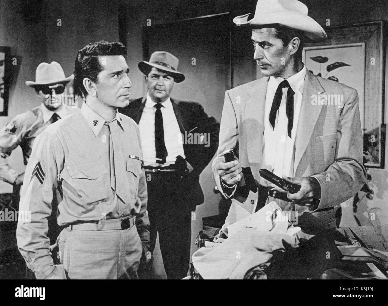 Autobahn DRAGNET Vordergrund - Links - RICHARD CONTE, REED HADLEY Stockfoto