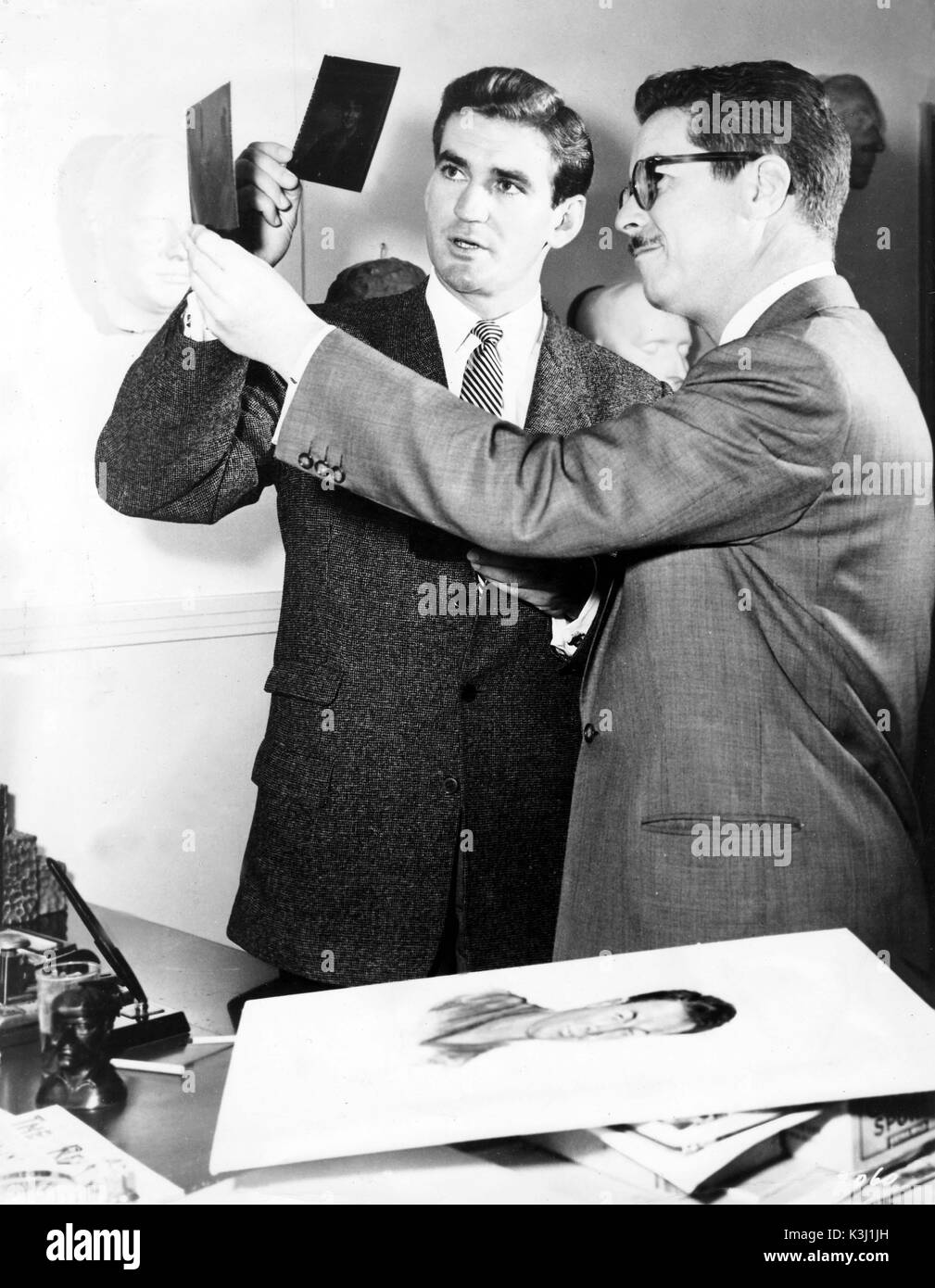 WILLIAM TUTTLE [1912 - 2007] Amerikanische Make-up Artist/Designer [Rechts] Leiter der MGM's Make-up Department abgebildet ist mit MGM's neueste Stern, Schauspieler ROD TAYLOR Stockfoto