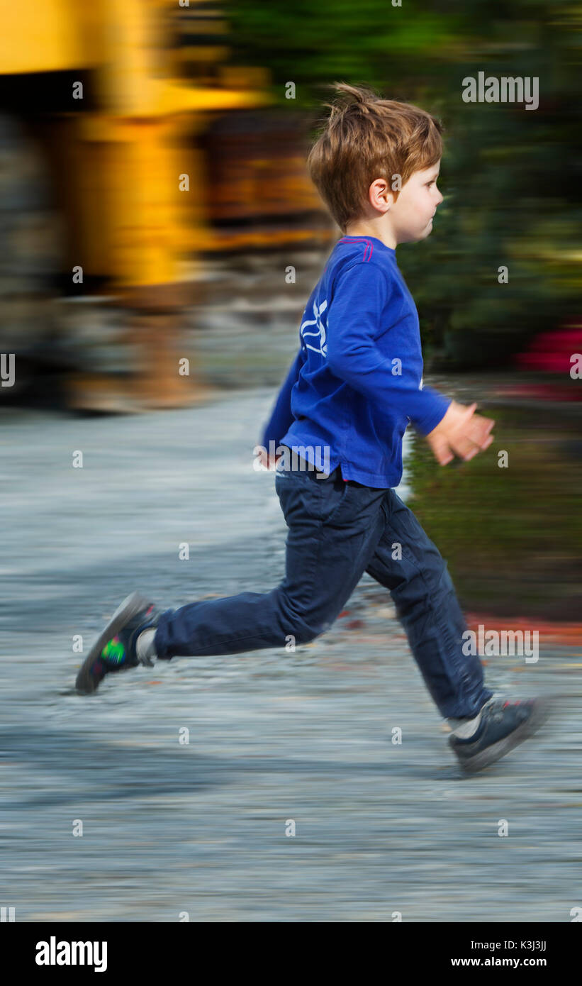 Ein kleiner Junge läuft Stockfoto