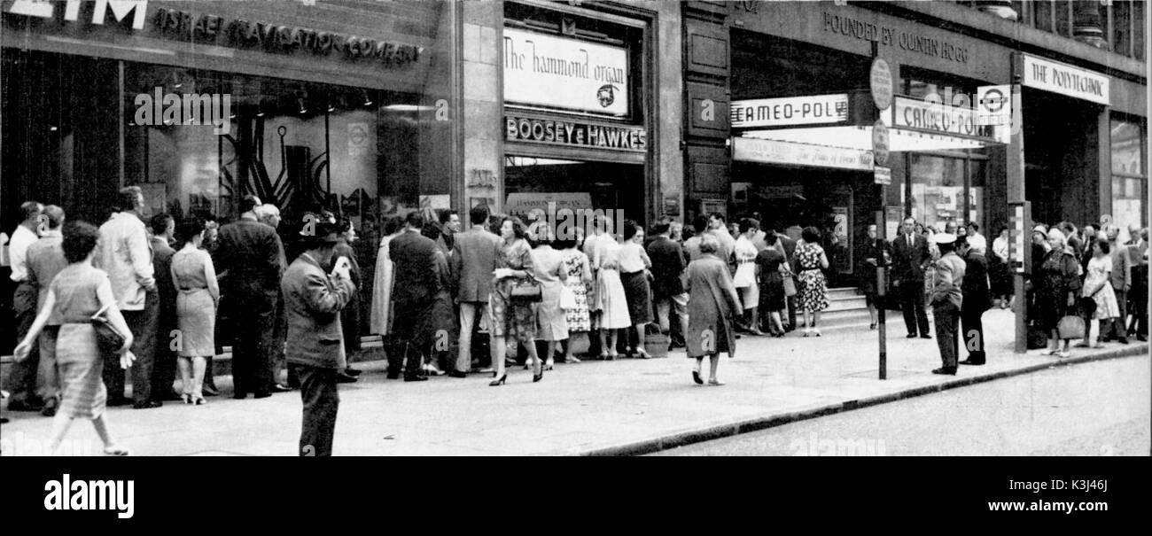 Die VERSUCHE VON OSCAR WILDE Queuing in den Cameo - POLY KINO an der Regent Street Polytechnic am 1. Juli 1960 DIE VERSUCHE VON OSCAR WILDE Stockfoto