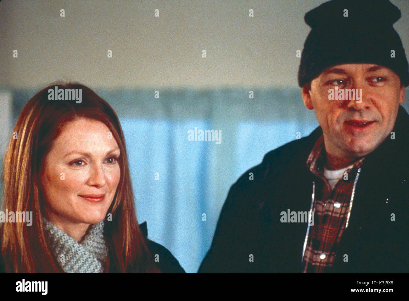 Die Shipping News. Für weitere Informationen wenden Sie sich bitte an Ihre örtliche Buena Vista International Press Office. DIE NACHRICHTEN JULIANNE MOORE, KEVIN SPACEY Datum: 2001 Stockfoto