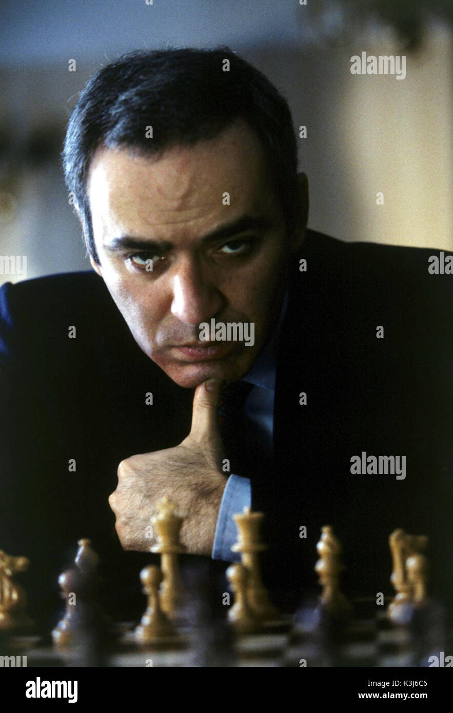 Werbebild aus Game Over: Kasparaov und der Machine.br&gt;, veröffentlicht von Momentum Pictures.br&gt;, nur zur redaktionellen Verwendung. GAME OVER: KASPAROW UND DIE MASCHINE GARY KASPAROV Werbebild aus Game Over: Kasparaov und die Machine.br&gt;, veröffentlicht von Momentum Pictures.br&gt; nur zur redaktionellen Verwendung. Datum: 2003 Stockfoto
