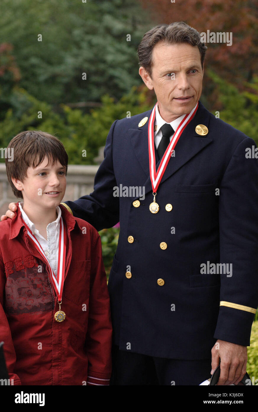 Fire Chief Connor, sein Sohn Shane (Josh Hutche rson) sind neu medaled Helden. FIREHOUSE DOG Josh Hutcherson, Bruce Greenwood Datum: 2007 Stockfoto