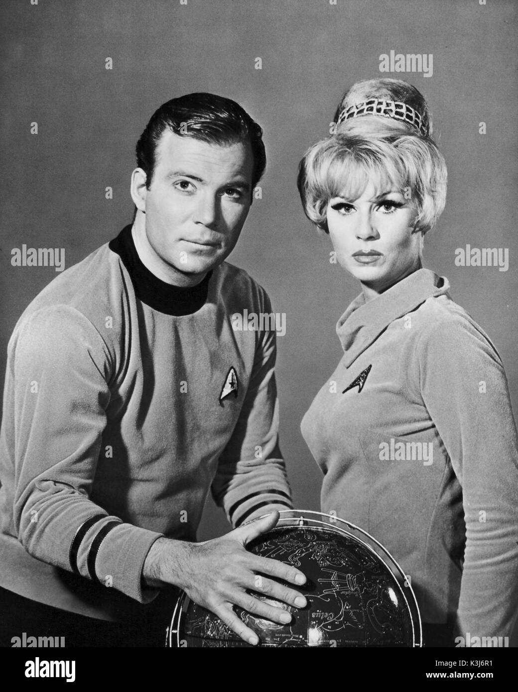 STAR TREK: William Shatner als Captain James Kirk, GRACE LEE WHITNEY als Yeoman Rand STAR TREK: William Shatner als Captain James Kirk, GRACE LEE WHITNEY als Yeoman Rand Stockfoto