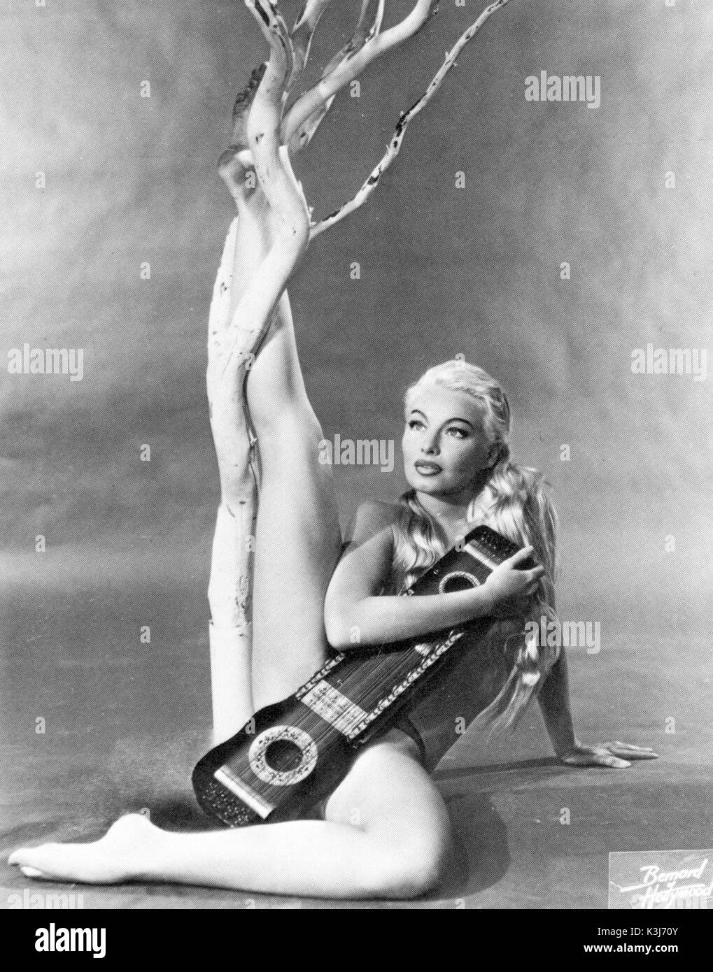 LILI St. Cyr Amerikanische Schauspielerin/Performer hier gesehen, die ihre magischen Leier handeln C. 1948 Stockfoto