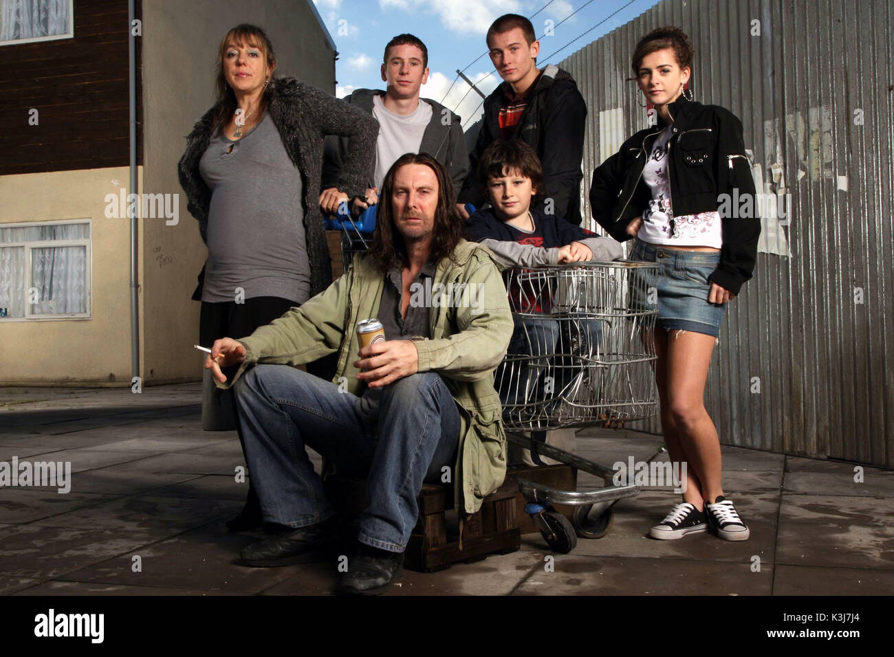 Von links nach rechts - gallaghers Monica, Frank, Ian, Liam, Carl und Debbie schamlose Serie #5 ANNABELLE APSION wie Monica Gallagher, GERARD KEARNS wie Ian Gallagher, ELLIOTT TITTENSOR wie Carl Gallagher, [L - R Vordergrund] DAVID THREFALL wie Frank Gallagher, JOHNNY Bennett als Liam Gallagher, REBECCA RYAN als Debbie Gallagher Stockfoto