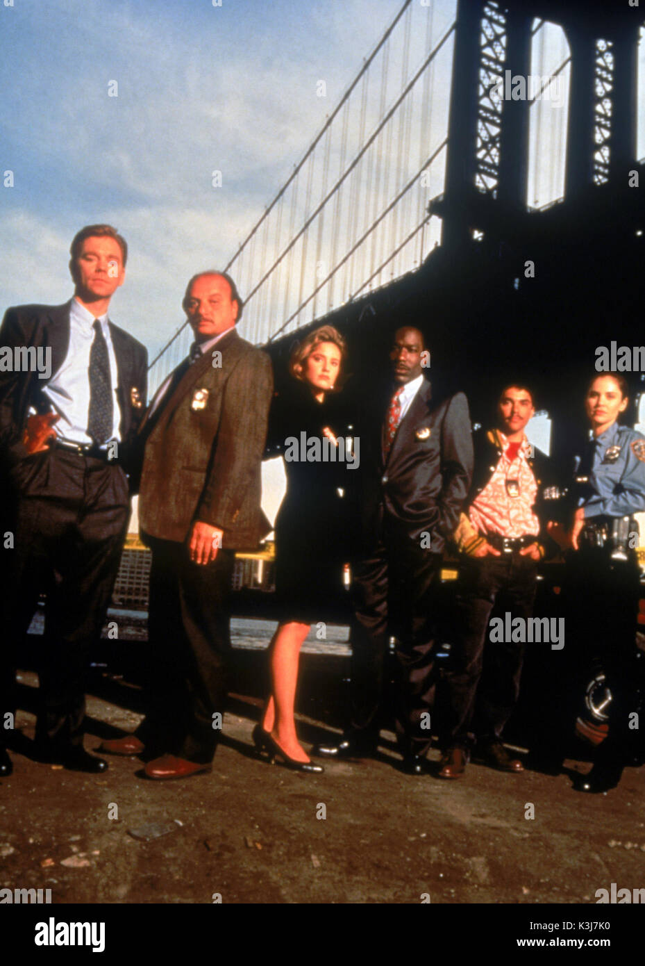 NYPD BLUE DAVID CARUSO als Det. John Kelly, Dennis Franz als Det. Andy Sipowicz, SHERRY STRINGFIELD als Laura Hughes Kelly, James MCDANIEL als Leutnant Arthur Fancy, NICHOLAS TURTURRO als ausgeschaltet. James Martinez, AMY BRENNEMAN als ausgeschaltet. Janice Licalsi Stockfoto