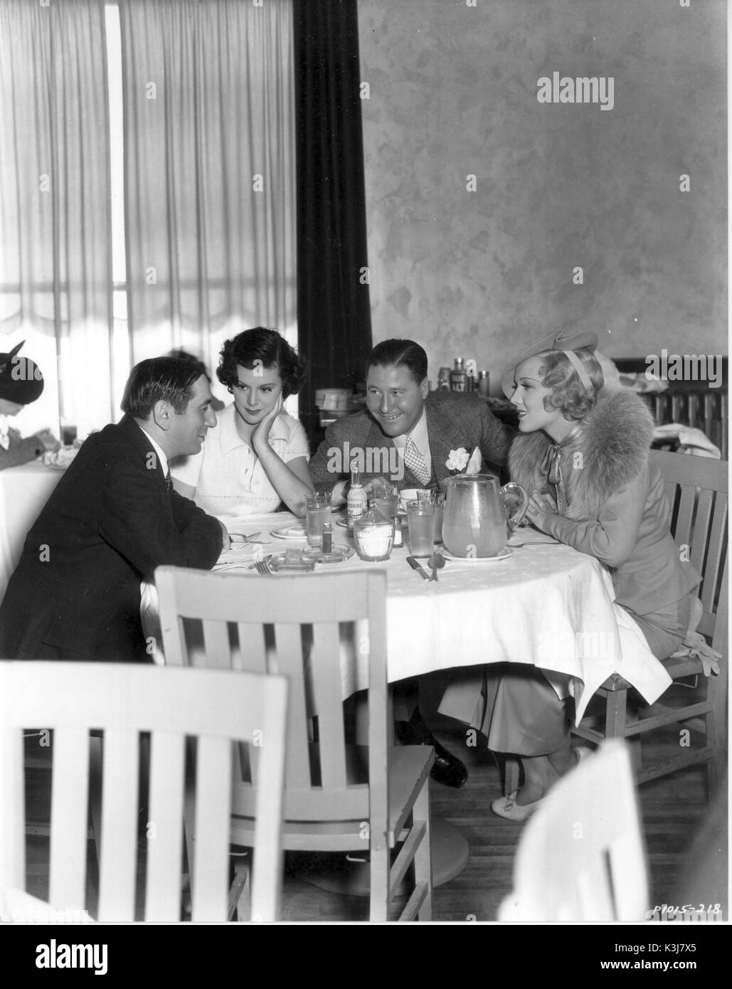 Direktor Ernst Lubitsch, Helen Mack, JACK OAKIE, Mary Brian im Paramount Commisary, wahrscheinlich während der Dreharbeiten von Paramount on Parade 1930 Stockfoto