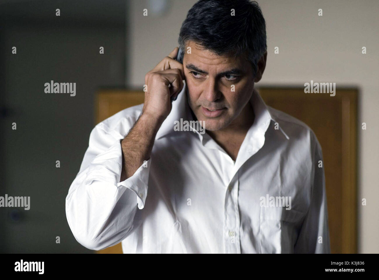 Michael Clayton in seiner Milwaukee hotel Suite MICHAEL CLAYTON GEORGE CLOONEY als Michael Clayton in seiner Milwaukee hotel Suite Datum: 2007 Stockfoto