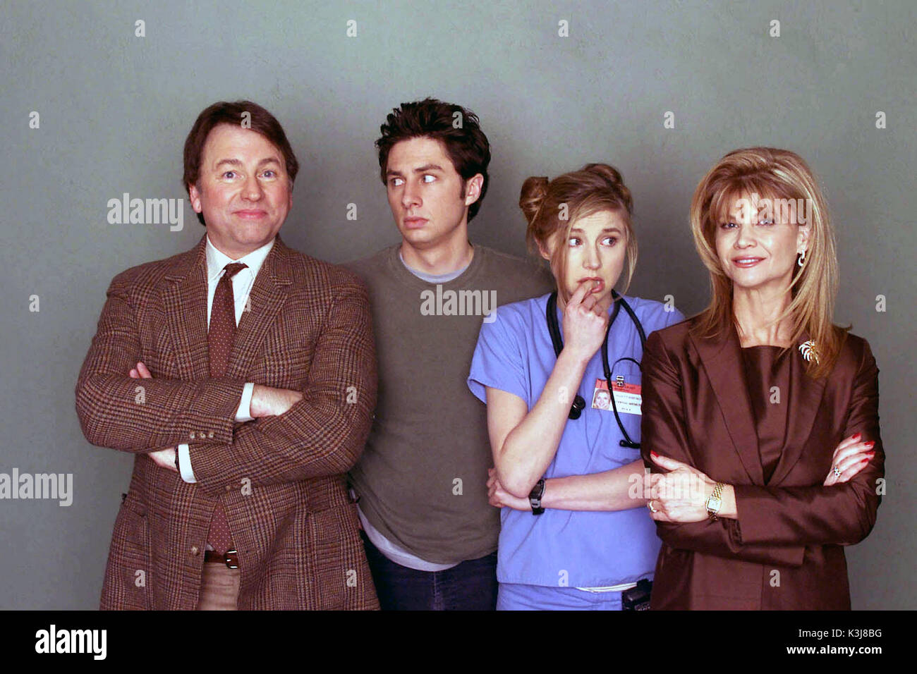 PEELING -- MEIN ALTER HERR -- Sendezeit: Dienstag, 2. April (9:30-10 Uhr ET) -- abgebildet: (l-r) John Ritter als Sam Dorian, Zach Braff als J.D. Dorian, Sarah Chalke als Elliott Reid, Markie Post als Lily Reid - DIE ELTERN DER PRAKTIKANTEN BESUCHEN DAS KRANKENHAUS UND HINTERLASSEN JEDES VON IHNEN EIN EMOTIONALES CHAOS; HEARTS AFIRE CO-STARS RITTER UND POST REUNITE - NBC Photo: Paul Drinkwater SCRUBS [US TV SERIES 2001 - ] Series#1/Episode#19/My Old man [L-R] JOHN RITTER als Sam Dorian, ZACH BRAFF als Dr. John 'J.D.' Dorian, SARAH CHALKE als Dr. Elliot Lily Reid, MARKIE POST Stockfoto