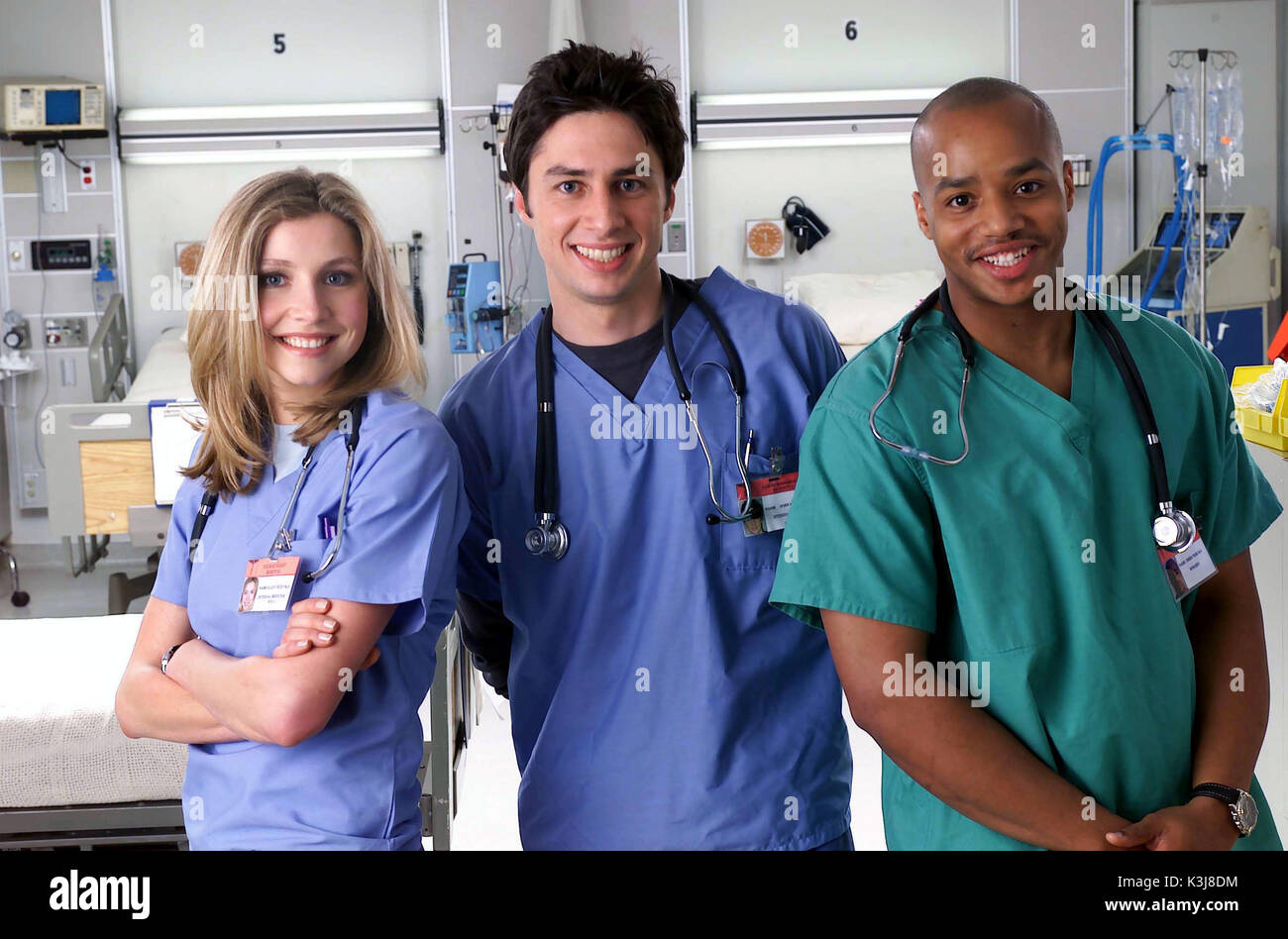 SCRUBS - NBC-Serie - Im Bild: (L-R) Sarah Chalke, Zach Braff, Donald Faison - NBC Foto: Chris Haston SCRUBS [US-TV-Serie 2001-Serie #1] [L - R] SARAH CHALKE als Dr. Elliot Reid, Zach Braff als Dr. John "J.D." Dorian, DONALD FAISON als Dr. Chris Turk Stockfoto
