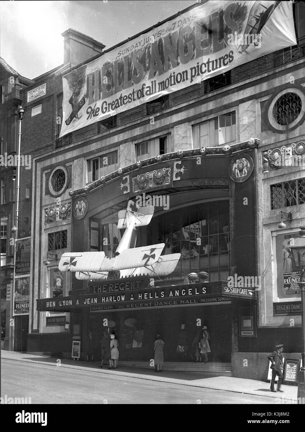Das REGENT KINO, Brighton, SUSSEX THE DAWN PATROL wurde in Großbritannien vom 16. März 1931 und dem klamauk auf dem Foto mit dem Flugzeug auf dem Vordach sicher zeigt ein screening um diese Zeit von seinem ersten Release gehisst freigegeben Stockfoto