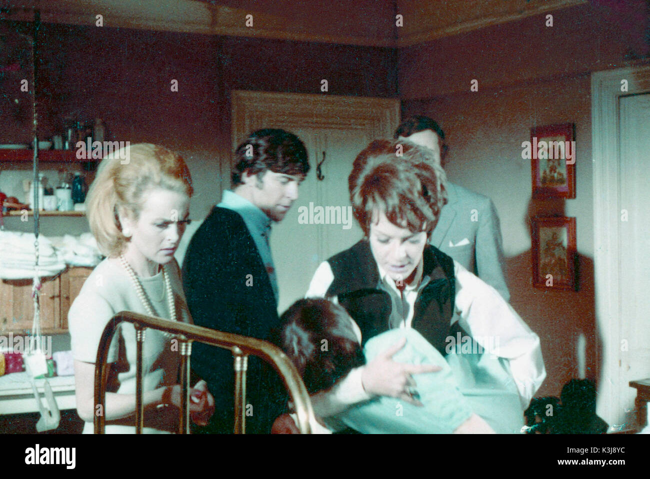 Ein TAG IN DEN TOD VON JOE EI SHEILA GISH, Alan Bates, ELIZABETH ROBILLARD, Janet Suzman, PETER BOWLES EIN TAG IN DEN TOD VON JOE EI Datum: 1972 Stockfoto