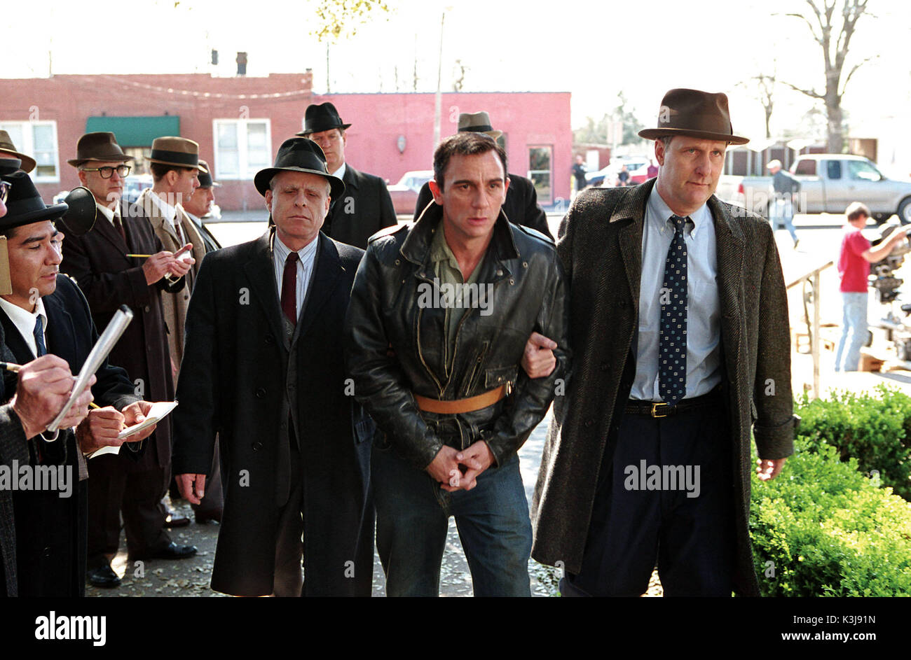 Fotos verwendet ausschließlich für Werbung, Promotion, Werbung ODER BEWERTUNGEN DIESES SPEZIFISCHEN MOTION PICTURE UND BLEIBEN EIGENTUM DES STUDIO ZU SEIN. Nicht FÜR DEN VERKAUF ODER WEITERGABE. Berüchtigte Daniel Craig als Perry Smith, JEFF DANIELS als Alvin Dewey Datum: 2006 Stockfoto