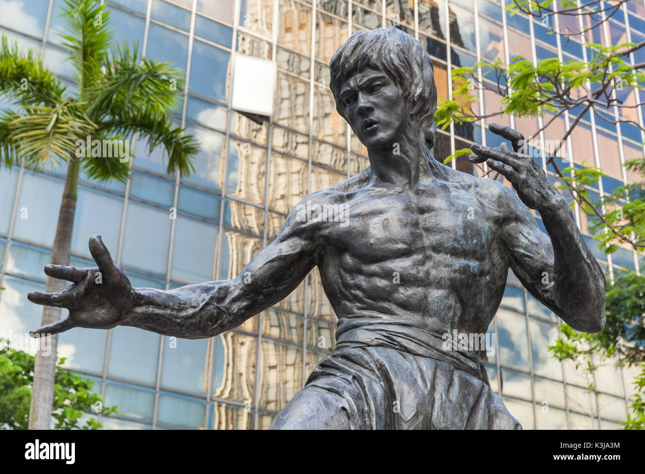 Hongkong - Juli 13, 2017: closeup Foto von Bruce Lee Statue in Hongkong Garten von Sternen. Tsim Sha Tsui East Waterfront Podium Garten Stockfoto