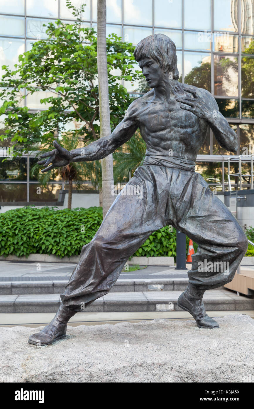 Hongkong - Juli 13, 2017: Bruce Lee Statue in Hongkong Garten von Sternen. Tsim Sha Tsui East Waterfront Podium Garten. Vertikale Foto Stockfoto