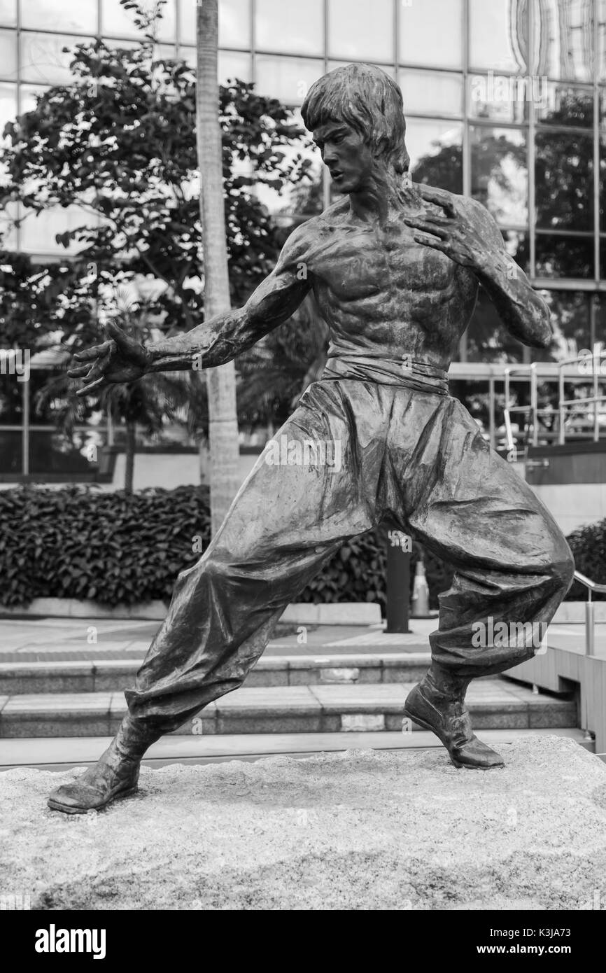 Hongkong - Juli 13, 2017: Schwarz und Weiß Foto von Bruce Lee Statue in Hongkong Garten von Sternen. Tsim Sha Tsui East Waterfront Podium Garten Stockfoto