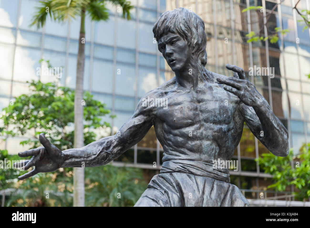 Hongkong - Juli 13, 2017: Nahaufnahme von Bruce Lee Statue in Hongkong Garten von Sternen. Tsim Sha Tsui East Waterfront Podium Garten. Stockfoto