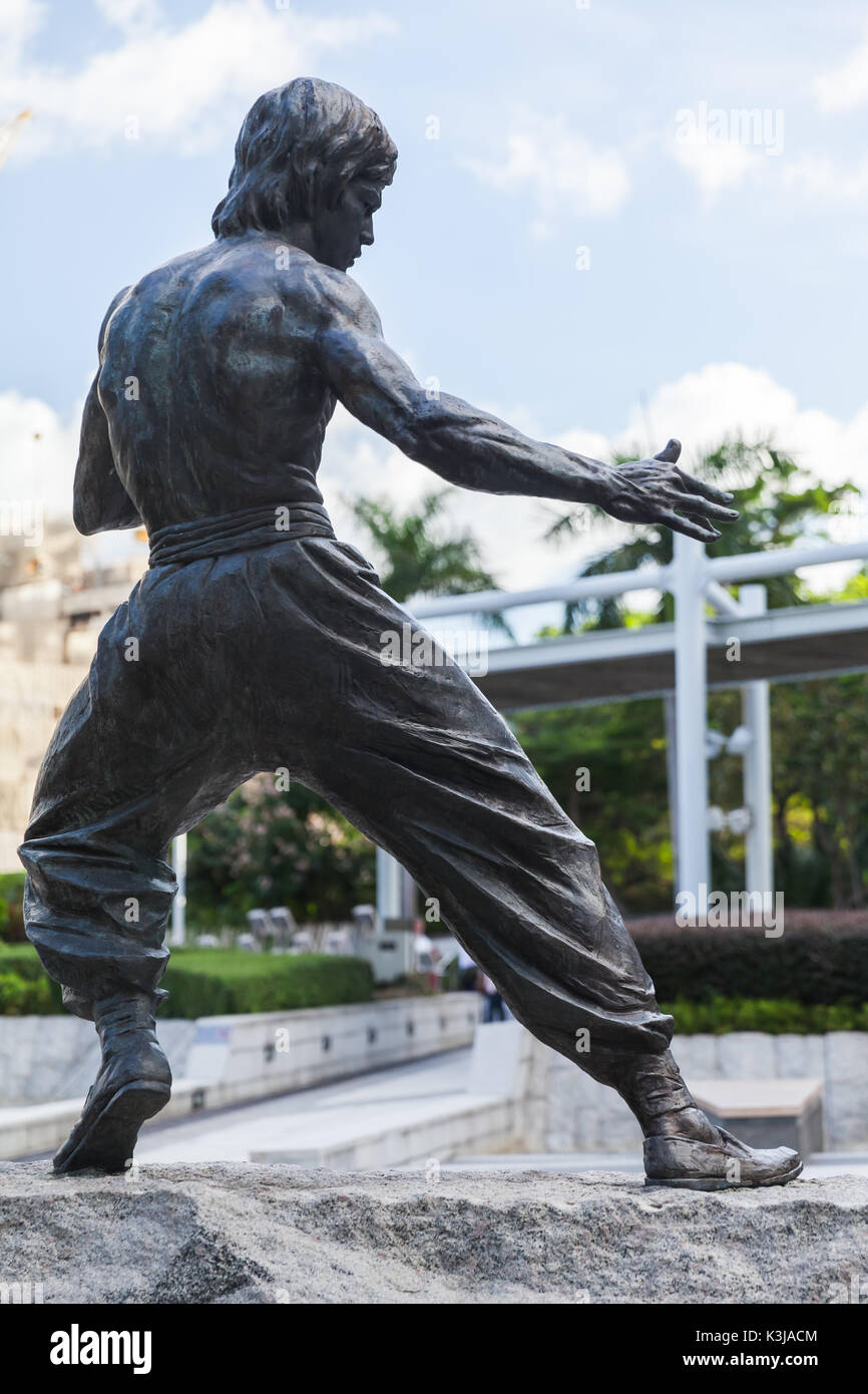 Hongkong - Juli 13, 2017: Bruce Lee Statue in Hongkong Garten von Sternen. Silhouette zurück. Tsim Sha Tsui East Waterfront Podium Garten Stockfoto