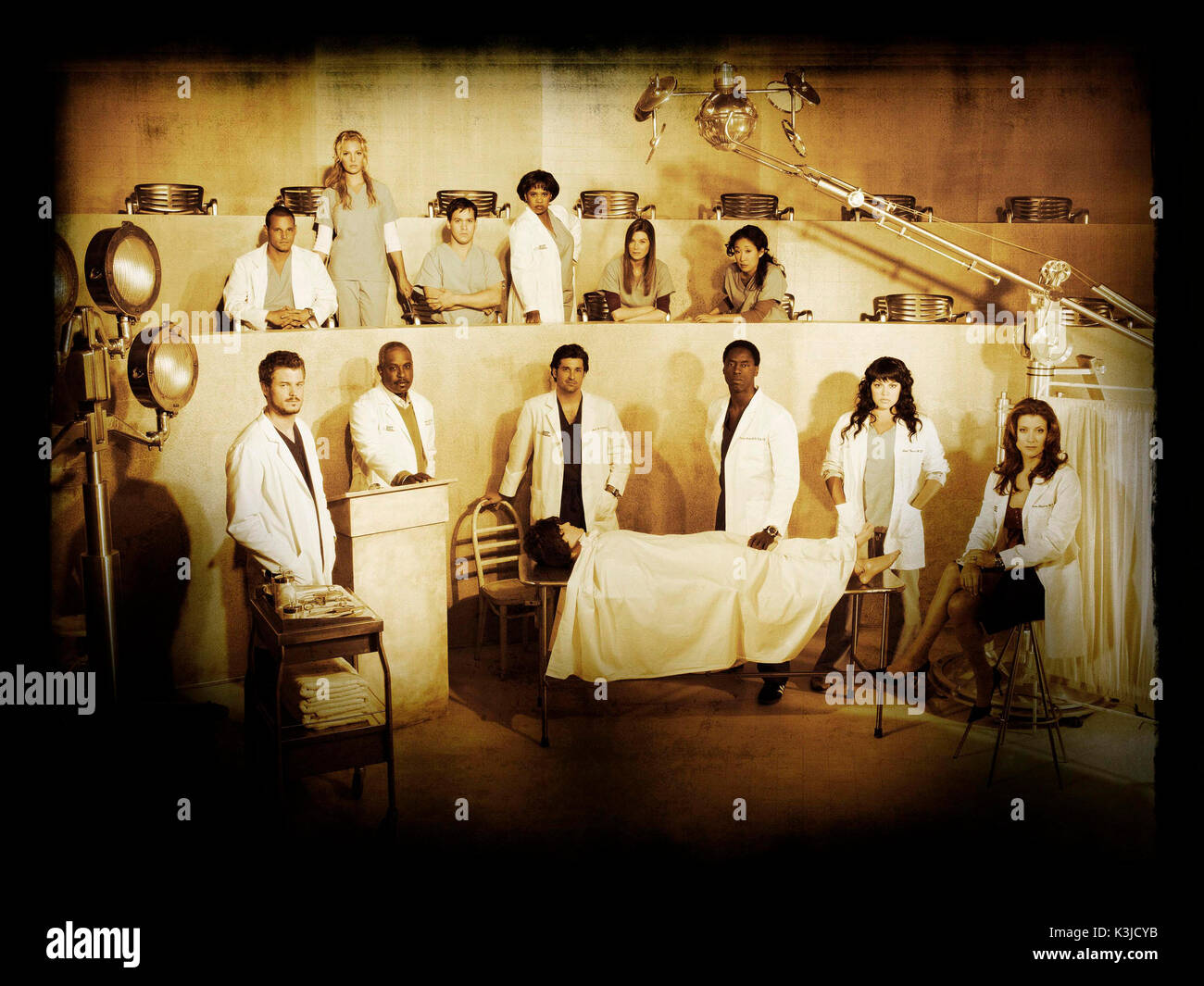 Grey's Anatomy [US 2005 -] (hintere Reihe) Justin Chambers als Alex Karev, Katherine Heigl als Isobel "Izzie" Stevens, T.R. Knight als George O'Malley, Chandra Wilson als Miranda Bailey, Ellen Pompeo als Meredith Grey, Sandra Oh als Cristina Yang (vordere Reihe) Eric Dane als Mark Sloan, James Pickens Jr. als Richard Webber, Patrick Dempsey als Derek Shepherd, Isaiah Washington als Preston Burke, Dr. Sara Ramirez als Callie Torres und Kate Walsh als Addison Shepherd. Grey's Anatomy Stockfoto