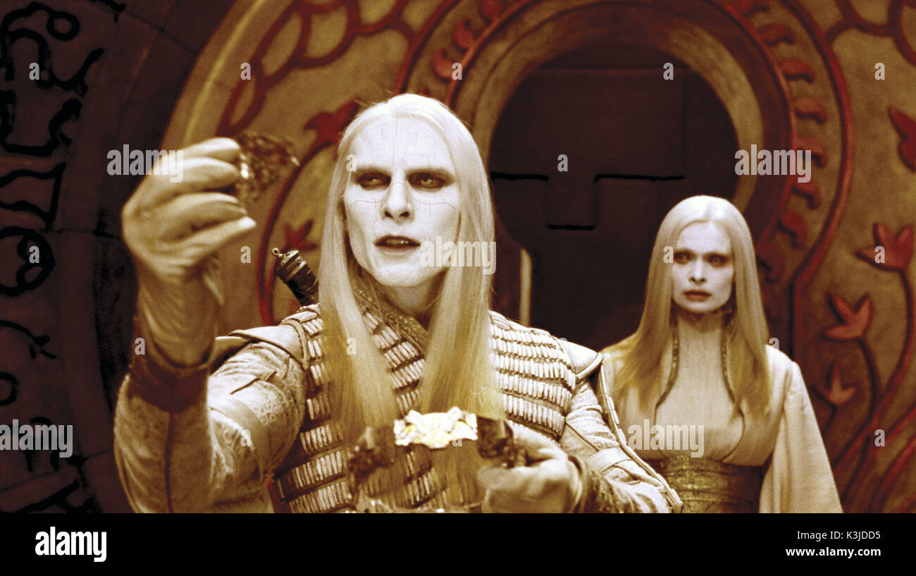 HELLBOY II: Die goldene Armee aka HELLBOY 2 LUKE GOSS als Prinz Nuada, der Skrupellose Anführer, hält die leistungsstarke Royal Crown von Bethmoora, ANNA WALTON als Prinzessin Nuala Hellboy II: Die goldene Armee Datum: 2008 Stockfoto