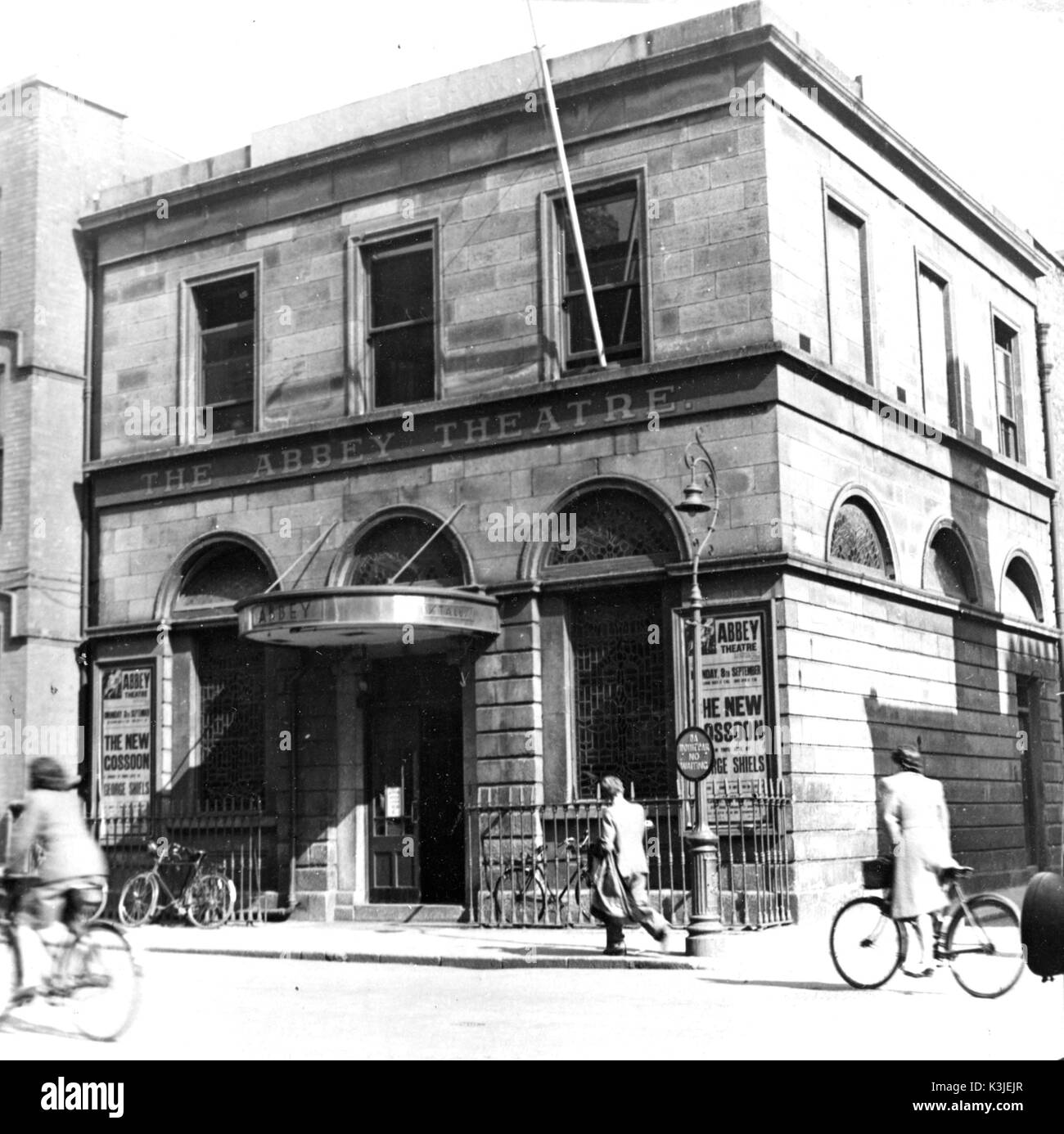 Das Abbey Theatre in Dublin "DIE NEUEN COSSOON" ein Theaterstück von George SHIELS Eröffnung 1930 das Abbey Theatre in Dublin "DIE NEUEN COSSOON" ein Theaterstück von George SHIELS ERÖFFNUNG 1930 Stockfoto