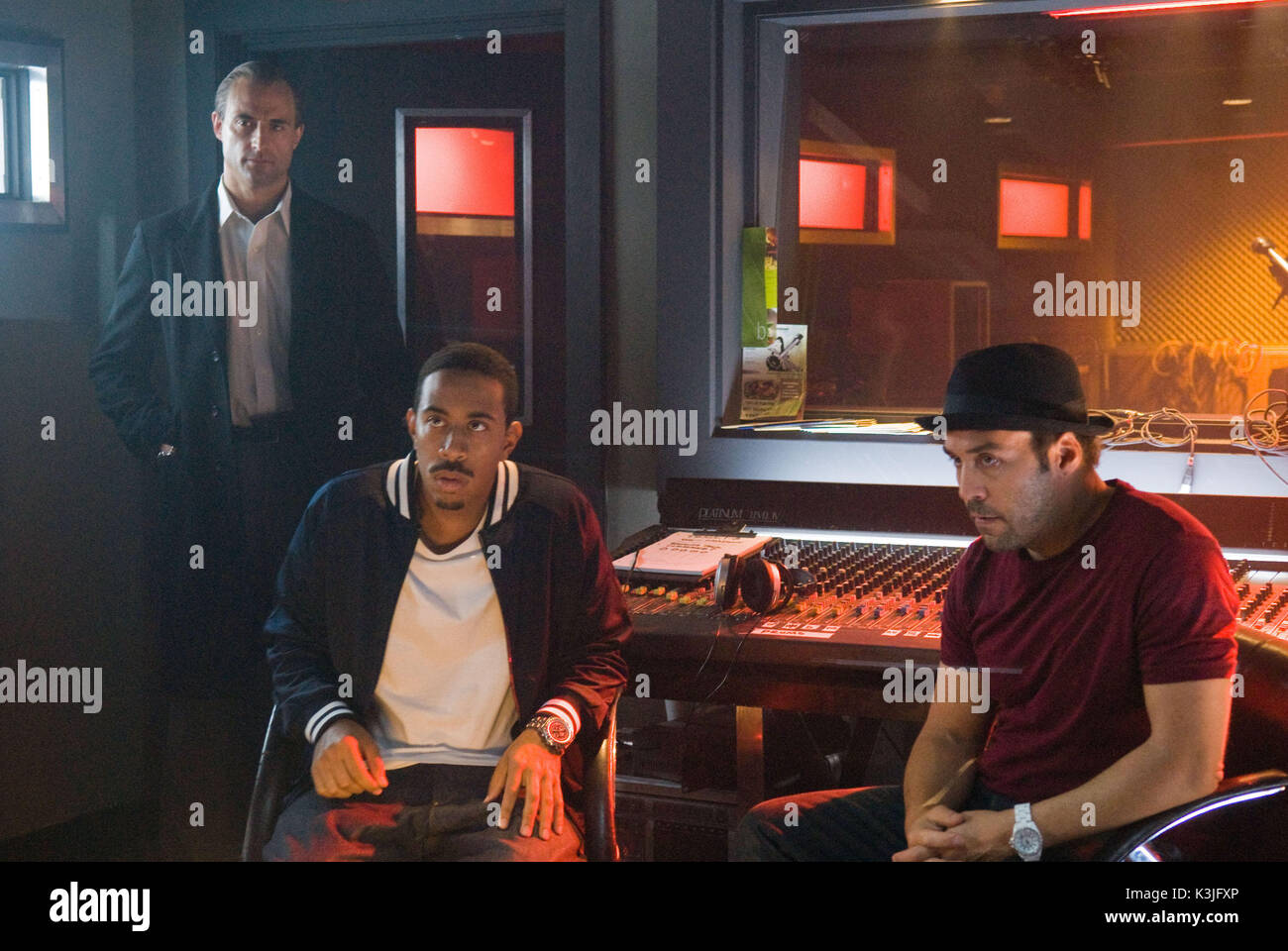 ROCKNROLLA MARK STRONG als Archie, LUDACRIS aka CHRIS BRIDGES als Mickey, Jeremy Piven als Roman ROCKNROLLA Stockfoto