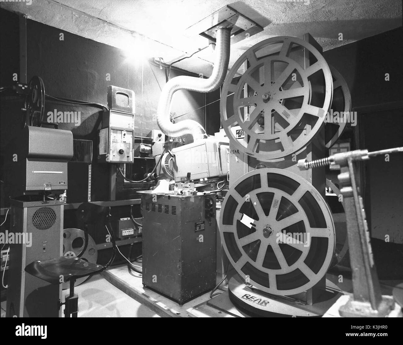 RITZY KINO, BRIXTON ein Blick auf die Rückseite der Westar Projektor, Westrex 2003 soundhead, AEI Zenon Lampengehäuse und Westrex Tower. Die große quadratische Kästchen auf der linken Seite der Schieber ist das Metall-platte Gleichrichter liefern Gleichstrom in das ZENON-Lampe. Die hellen Panel unter dem Monitor Lautsprecher ist der Sound Verstärker mit dem kreisförmigen Lautstärkeregler und der Monitor Lautsprecher Verstärker vor. Die Maschine auf der linken Seite ist der Projektor für 16mm-Filme, und das Objekt auf der rechten Seite ist ein Arm der Aufwickler, an der Bank fest Die Kamera ruht sich auf für die Zeit der Exposition 1980 s Stockfoto