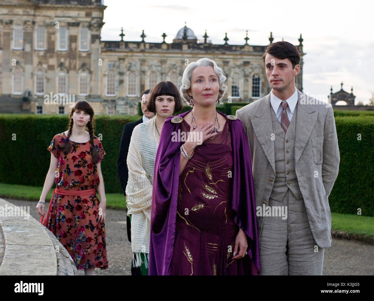 BRIDESHEAD REVISITED FELICITY JONES als Lady Cordelia Flyte, ED STOPPARD als Bridley Flyte, Hayley Atwell, wie Julia Flyte, Emma Thompson als Lady Marchmain, Matthew Goode wie Charles Ryder Brideshead revisited [BR/US 2008] Felicity Jones als Lady Cordelia Flyte, ED STOPPARD als Bridley Flyte [verdeckt], Hayley Atwell, wie Julia Flyte, Emma Thompson als Lady Marchmain, Matthew Goode wie Charles Ryder Datum: 2008 Stockfoto