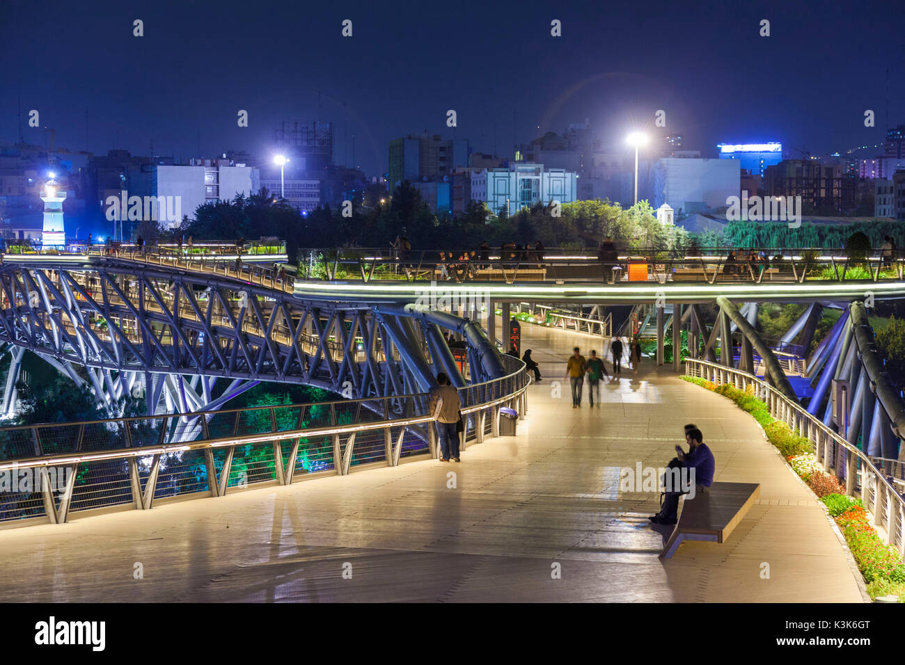 Iran, Teheran, Skyline der Stadt vom Pol e Tabiat Natur Brücke, entworfen von Canadian-iranischen Architekten Leila Araghian, gebaut im Jahr 2014, Dämmerung, Besucher Stockfoto