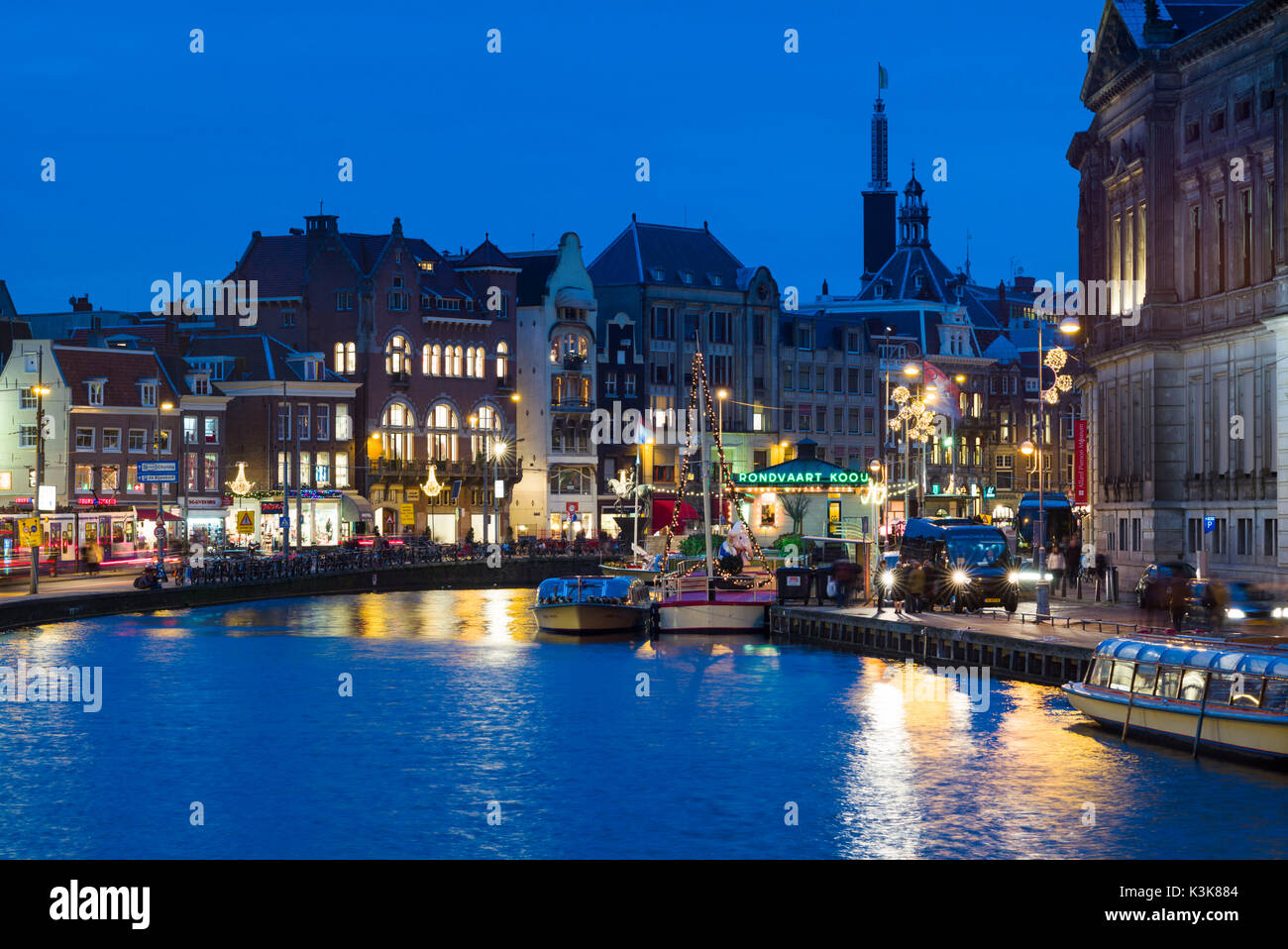 Niederlande, Amsterdam, Skyline der Stadt von Rokin Street, Dämmerung Stockfoto