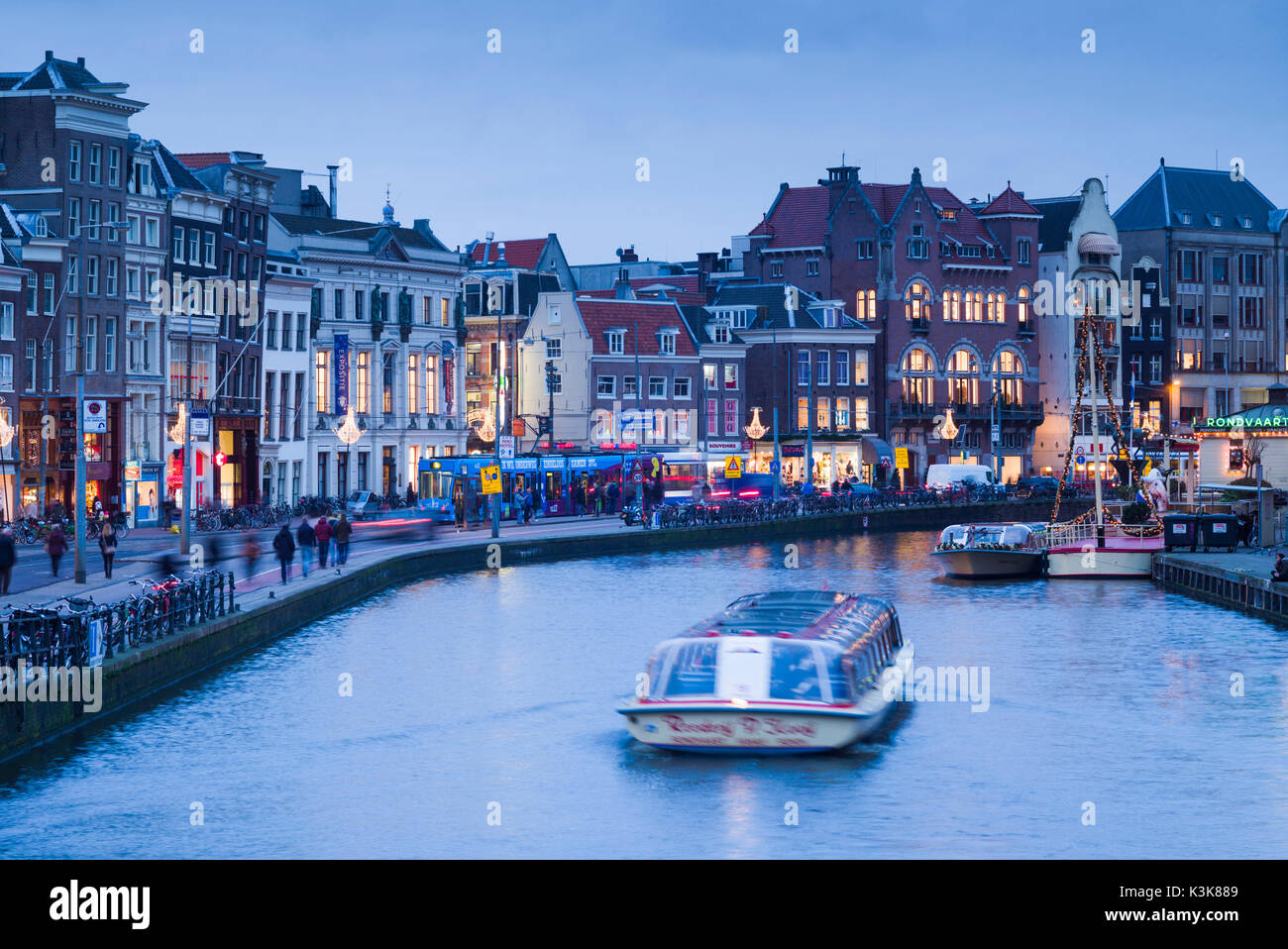 Niederlande, Amsterdam, Skyline der Stadt von Rokin Street, Dämmerung Stockfoto