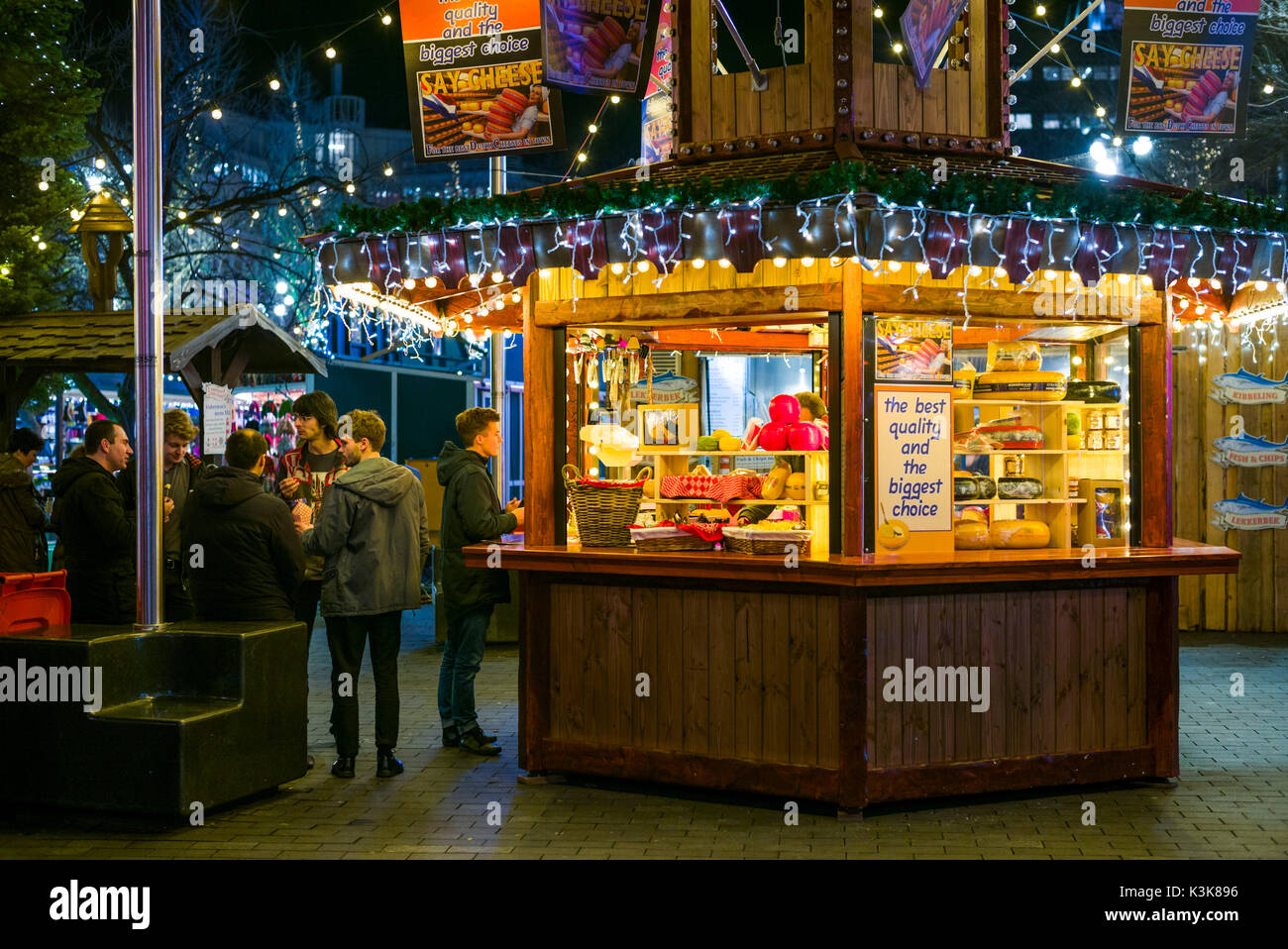 Niederlande, Amsterdam, Rembrandtplein Platz, Weihnachtsmarkt, Käseladen Stockfoto