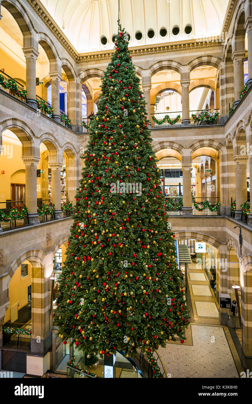 Niederlande, Amsterdam, Magna Plaza Shopping Mall im ehemaligen Postgebäude, Interieur mit Weihnachtsbaum Stockfoto