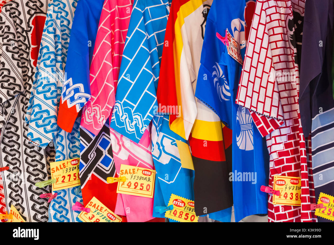 Japan, Hoshu, Tokyo, Asakusa, Nakamise-Einkaufsstraße, Souvenir Shop Anzeige der Yukata Kleidung Stockfoto