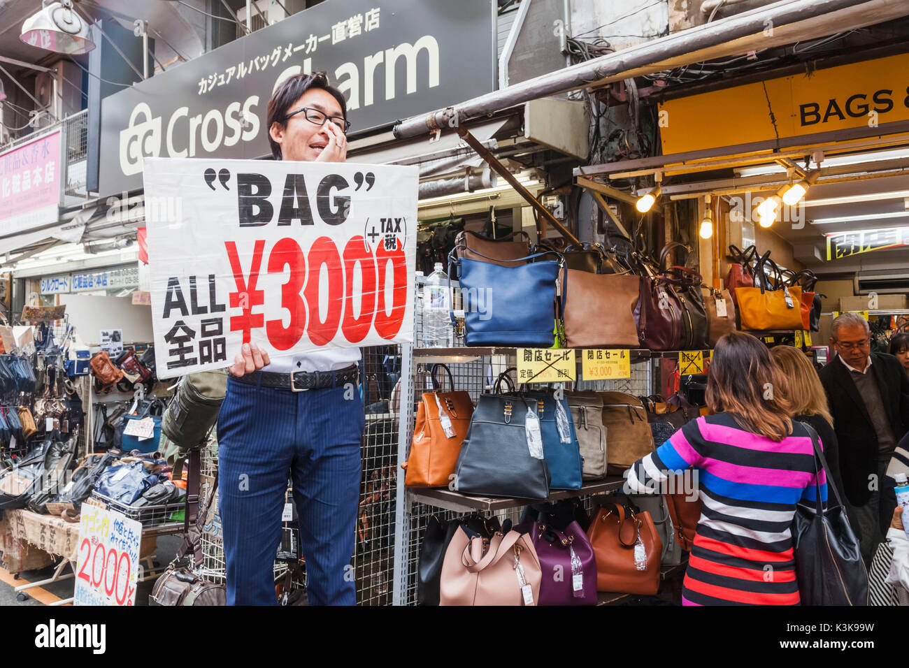 Japan, Hoshu, Tokio, Ueno, Ameyoko Shopping Street, Tasche Verkäufer Stockfoto