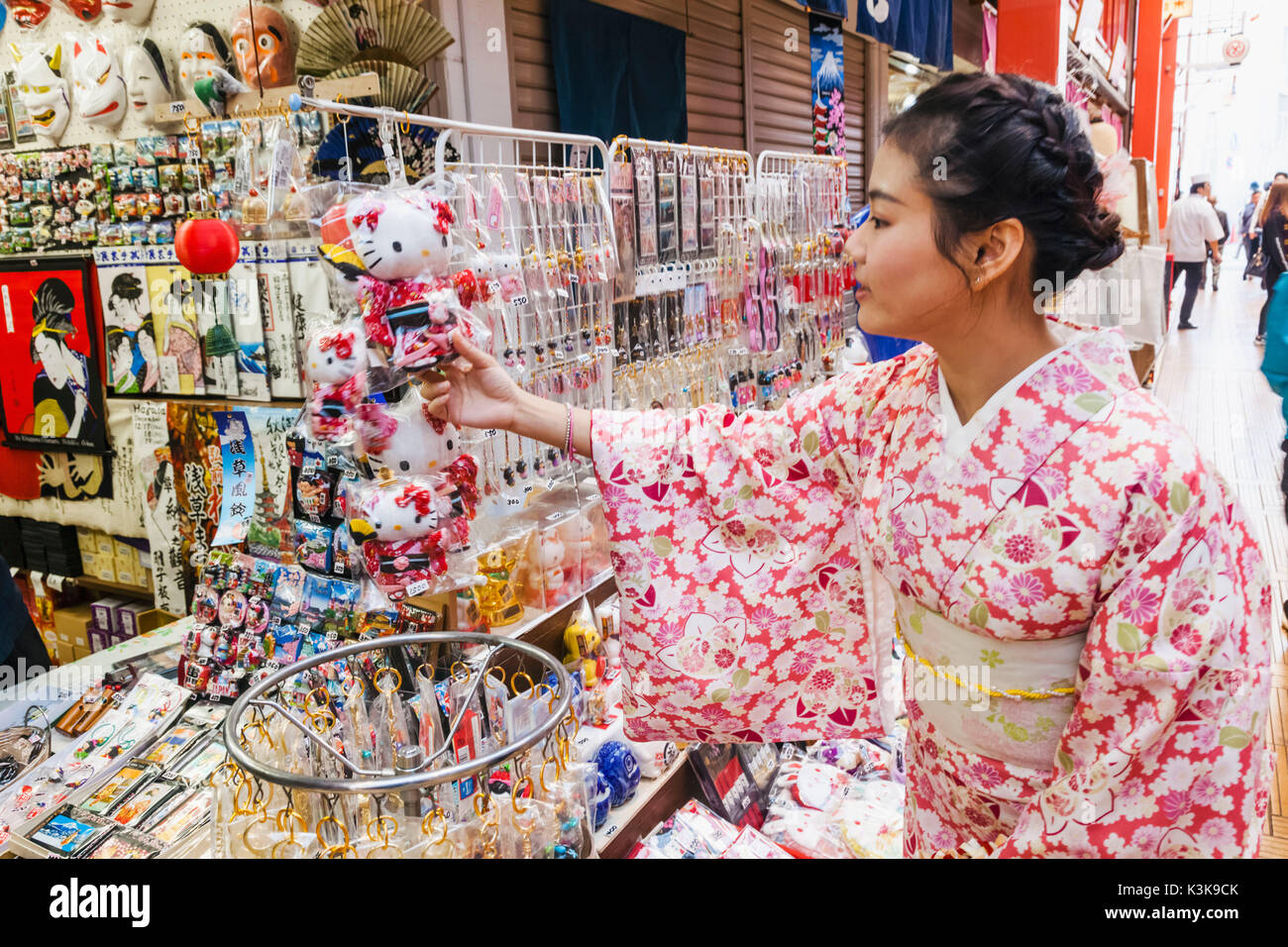 Japan, Hoshu, Tokyo, Asakusa, Nakamise-Einkaufsstraße, Mädchen im Kimono Kauf von Souvenirs Stockfoto