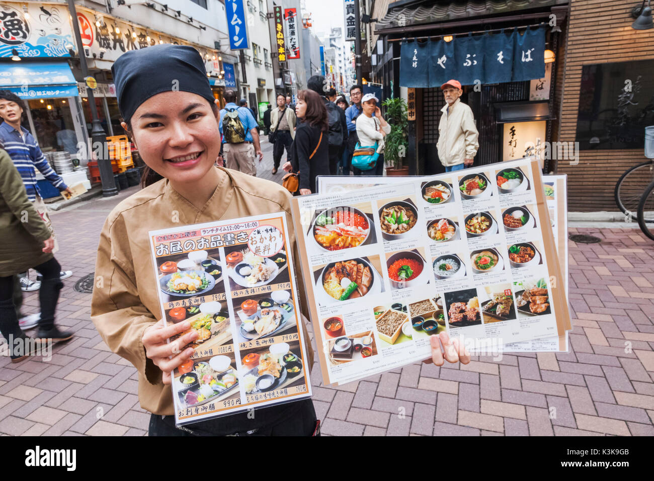 Japan, Hoshu, Tokio, Ueno, Ameyoko Shopping Street, Mädchen, dass Restaurant Menü Stockfoto