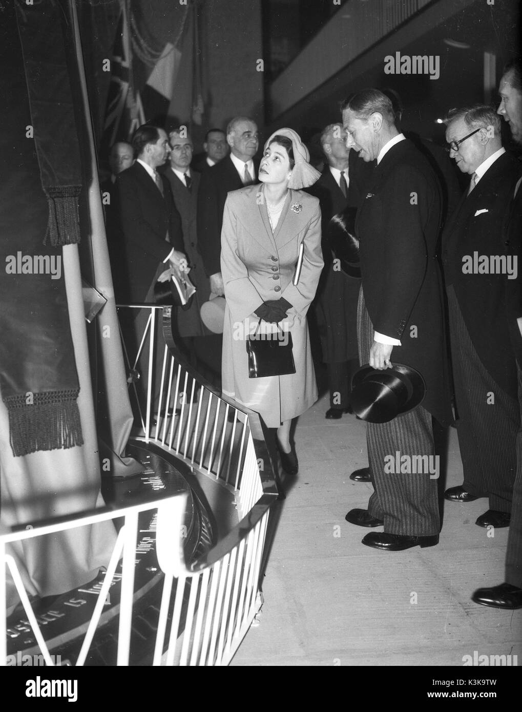 König Georg VI. und Prinzessin Elizabeth auf königlichen Pflichten zusammen 1951 Stockfoto