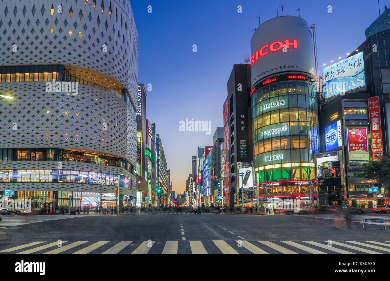 Japan, Tokyo City, Ginza, Nachtaufnahme, Chuo Avenue Stockfoto