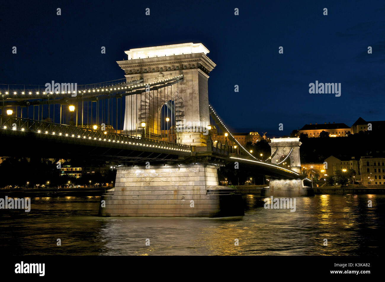 Ungarn, Budapest, UNESCO-Weltkulturerbe, Donau, Kettenbrücke (Szechenyi Lanchid) und der Königspalast in buda Hill Stockfoto